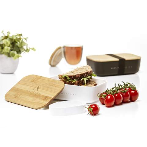 Generously sized lunch box made from PP plastic.  It has a bamboo lid that closes perfectly thanks to the silicone edge on the bottom. An elastic strap ensures that the lid stays in place on the go. Not dishwasher-safe.     NOTE: Due to the natural grains and contours of bamboo, we cannot guarantee consistency in depth/colour of the engraving.
