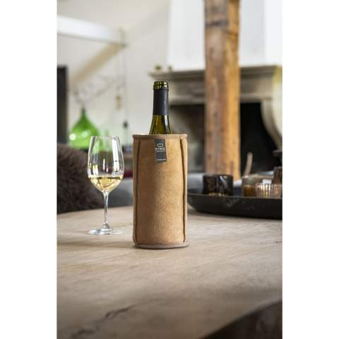 Dieser Weinkühler der Marke KYWIE ist aus 100% natürlicher Schafwolle von Texel-Schafen handgefertigt. Dieser Kühler hält Ihre Flasche Wein oder Champagner wirklich kühl – besser als jedes andere Material, mit Ausnahme von Eis. Die feine Wolle auf der Innenseite ist eine natürliche Bio-Isolationsschicht, welche die (kalte) Luft im Inneren des Weinkühlers hält. Eine vorgekühlte Flasche Wein bleibt so etwa 4 Stunden lang kalt. Dieser besondere Weinkühler ist leicht und faltbar, schützt die Flasche und liegt perfekt in der Hand. Darüber hinaus ist das Material schmutzabweisend. Geeignet für 0,7-Liter-Weinflaschen und 1-Liter-Wasserflaschen. Praktisch für zu Hause und unterwegs, im Sommer und im Winter.       Da die Kühler aus echter, natürlicher Schafwolle handgefertigt werden, können Farbe, Textur und Markierungen leicht variieren. Dies trägt dazu bei, dass jeder Weinkühler einzigartig schön ist und einen individuellen Charakter ausstrahlt. Ein intelligentes und originelles Geschenk. Niederländisches Design. Made in Holland. Pro Stück in einer Baumwolltasche.
