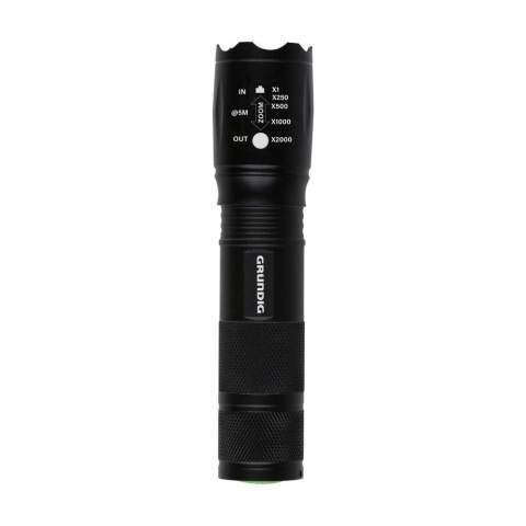 Lampe de poche compacte et légère en aluminium   avec une puissante LED de 1 watt (80 lumens) et une fonction zoom. La fonction zoom 5 x vous permet d'ajuster l'éclairage avec précision. Zoomez pour obtenir un faisceau lumineux concentré sur des zones spécifiques, ou dézoomez pour obtenir une zone d'éclairage plus large. Cette fonction rend la lampe de poche extrêmement polyvalente et adaptée à diverses applications. La lampe fonctionne avec 3 piles AAA/R03 (non fournies). Dragonne incluse. Cette lampe de poche polyvalente est facile à emporter et convient à diverses applications. Emballage par pièce.