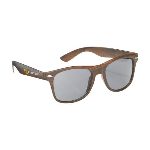 Klassiek model zonnebril in houtlook. Biedt UV 400 bescherming (volgens Europese normen).