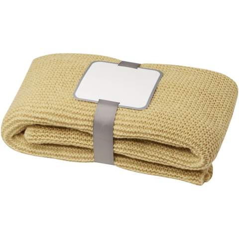 Die Strickdecke Suzy ist eine vielseitige Ergänzung für jedes Zuhause oder Büro. Diese Decke besteht zu 100 % aus GRS-Polyester, was sowohl Langlebigkeit als auch Nachhaltigkeit gewährleistet. Mit ihren Maßen von 150 x 120 cm bietet sie die perfekte Balance zwischen Größe und Komfort. Das gestrickte Band verleiht ihr einen Hauch von Raffinesse und macht sie zu einem attraktiven Akzent in jeder Einrichtung.