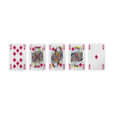 Spielkarten aus stabilem 300-Gramm-Karton. Ein Deck besteht aus 52 Spielkarten und 2 Jokern. Verpackt in einer Box aus Karton und Zellophan. Mit Vollfarbdruck im eigenen Design auf der Rückseite der Karten und auf der Box. So schaffen Sie ein einzigartiges, personalisiertes Kartenspiel, das bei jeder Spielrunde sichtbar ist.