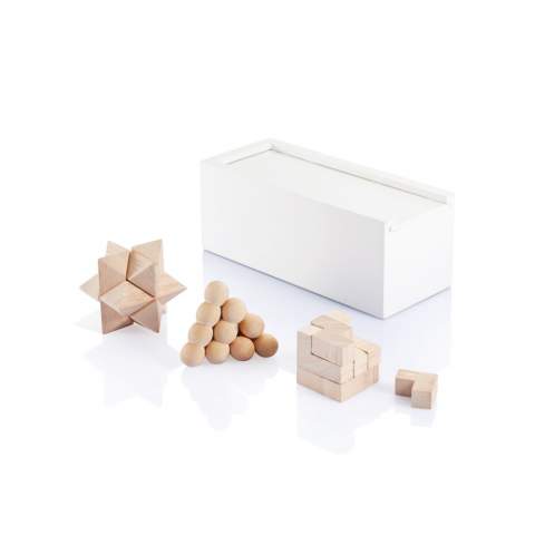 Boîte en bois de pin blanc comprenant 3 casse-tête, fond de la boîte en feutre bleu, couvercle glissant pour ouverture. Emballé dans une boîte noire.