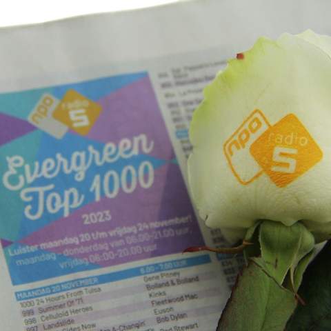 Faites fleurir votre message avec une rose vivante personnalisée – le symbole ultime de reconnaissance et de lien. Cette fleur luxueuse peut être imprimée avec votre logo, slogan ou message, et reste belle pendant 10 à 14 jours dans de bonnes conditions. Présentée dans une élégante pochette kraft, elle est idéale à distribuer en 1 à 2 jours lors d’événements, de réunions ou comme cadeau d’entreprise. La rose allie symbolique, élégance et impact durable, donnant à chaque moment une signification particulière.<br /><br />Message Printz® – Dites-le avec des fleurs et des plantes.<br />Ce produit fait partie de notre collection Message Printz®. Ce sont de vraies fleurs et plantes vivantes, personnalisées avec un message ou votre logo, directement sur la feuille ou la fleur. Grâce à des techniques innovantes, l'impression n'affecte ni la santé ni la durée de vie de la plante. Le message ou le logo reste bien visible tant que la plante reste en bonne santé, et ne peut pas être simplement effacé. Chaque article Message Printz® est reconnaissable à son petit symbole en forme d’enveloppe. Une manière unique et durable d’exprimer votre message, marque ou reconnaissance.<br /><br />Avez-vous des questions sur ce produit, la personnalisation souhaitée ou les emballages éventuels ? N'hésitez pas à nous contacter.