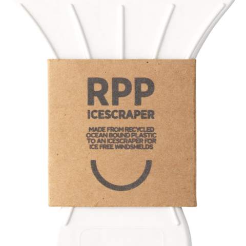 WoW! Dieser Eiskratzer besteht aus recyceltem Ocean Bound Plastic von Plastic Bank®. • Mit dem Kauf dieses Produkts unterstützen Sie Plastic Bank®.     Plastic Bank® ist eine internationale Organisation mit zwei Hauptzielen, die uns alle etwas angehen: die Armut eindämmen und den Plastikmüll in den Ozeanen reduzieren. Plastic Bank® bezahlt Menschen in Entwicklungsländern für die Abgabe von Plastikmüll. Dieses Plastik wird von Stränden und aus dem Flachwasserbereich der Ozeane, aus Flüssen, von Flussufern und Mülldeponien gesammelt. All dies verhindert, dass der Plastikmüll tatsächlich in die Ozeane gelangt. Der gesammelte Kunststoff wird sortiert, gereinigt und zu Granulat verarbeitet. Aus diesem Granulat werden neue Produkte hergestellt, die das Social Plastic®-Label tragen dürfen. Optional: Einzeln mit einem Etikett aus Kraftpapier geliefert.