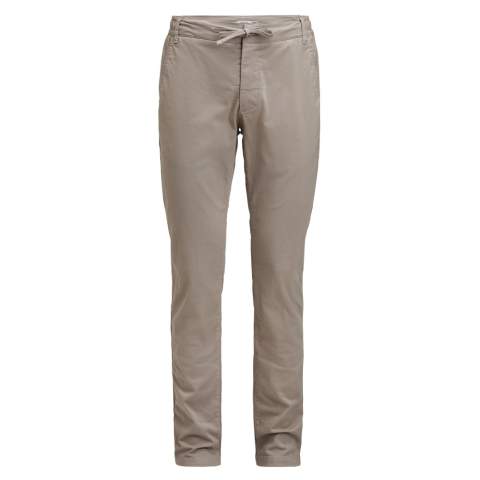 Ontdek het ultieme comfort en  een tijdloze stijl met de Freehold chino, vervaardigd uit 97% biologisch katoen en 3% elastaan voor een onberispelijke stretchkwaliteit en een moderne pasvorm. De tailleband heeft een verborgen drukknoop, een trekkoord en zij-elastieken voor extra comfort. Met twee steekzakken aan de voorzijde en twee achterzakken biedt deze chino zowel stijl als functionaliteit. Met een uitgebreid assortiment aan maten, in totaal 24 verschillende maten, is er voor iedereen een perfecte pasvorm.