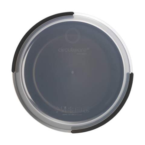 Handige kunststof kom van het merk Circulware. 100% recyclebaar. Te gebruiken voor pokebowls, salades, curry's en andere lekkernijen. Af te sluiten met de bijbehorende deksel (niet luchtdicht en niet lekvrij). Stapelbaar dus ruimtebesparend. Een slimme keuze als het gaat om het vervangen van wegwerpbakjes voor take away food. Niet geschikt voor de vriezer. Magnetron- en vaatwasserbestendig. Voor behoud van de opdruk wordt met de hand afwassen aanbevolen. Inhoud 1.200 ml.
