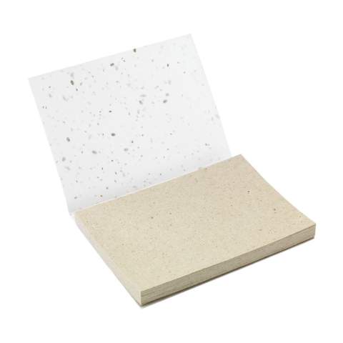 WoW! Bloc-notes avec couverture souple en papier graine et 50 notes autocollantes en papier herbe. Ce papier est fabriqué à partir de fibres d'herbe (jusqu'à 40% de teneur) et fibres de bois. Tout comme les notes autocollantes jaunes traditionnelles, les feuillets de ce bloc-notes servent à annoter et coller des pense-bêtes. Lorsque vous avez utilisé les 50 feuillets de papier, vous pouvez planter la couverture en papier semencé du bloc-notes dans de la terre. Après avoir arrosé les semences, les graines germeront et le papier se transformera en fleurs. Le mélange de fleurs se compose de : Matricaria chamomilla, Matthiola, Bellis perennis. Fabriqué en Europe.