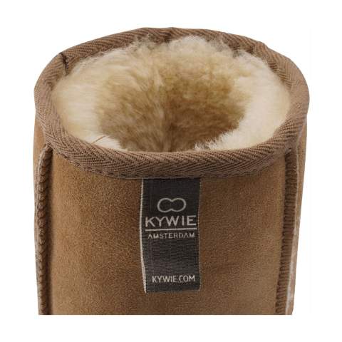 Dieser Weinkühler der Marke KYWIE ist aus 100% natürlicher Schafwolle von Texel-Schafen handgefertigt. Dieser Kühler hält Ihre Flasche Wein oder Champagner wirklich kühl – besser als jedes andere Material, mit Ausnahme von Eis. Die feine Wolle auf der Innenseite ist eine natürliche Bio-Isolationsschicht, welche die (kalte) Luft im Inneren des Weinkühlers hält. Eine vorgekühlte Flasche Wein bleibt so etwa 4 Stunden lang kalt. Dieser besondere Weinkühler ist leicht und faltbar, schützt die Flasche und liegt perfekt in der Hand. Darüber hinaus ist das Material schmutzabweisend. Geeignet für 0,7-Liter-Weinflaschen und 1-Liter-Wasserflaschen. Praktisch für zu Hause und unterwegs, im Sommer und im Winter.       Da die Kühler aus echter, natürlicher Schafwolle handgefertigt werden, können Farbe, Textur und Markierungen leicht variieren. Dies trägt dazu bei, dass jeder Weinkühler einzigartig schön ist und einen individuellen Charakter ausstrahlt. Ein intelligentes und originelles Geschenk. Niederländisches Design. Made in Holland. Pro Stück in einer Baumwolltasche.