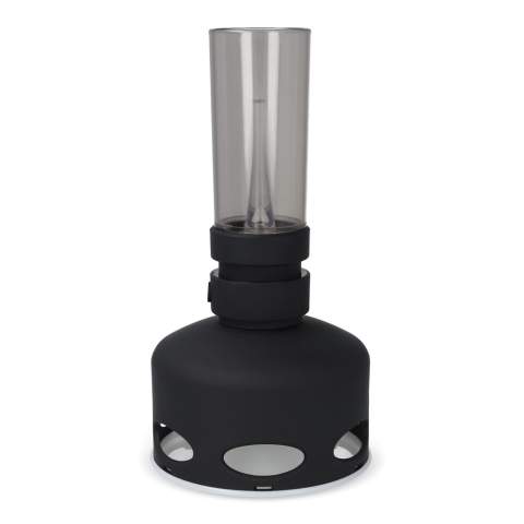 Cette lampe LED d'ambiance allie l'aspect nostalgique d'une lampe à huile classique aux avantages de la technologie moderne. Son design élégant et vintage est parfait pour tous ceux qui aiment les atmosphères chaudes et douillettes, que ce soit à l'intérieur, dans le jardin ou au camping.
Laissez-vous surprendre par le gadget intégré : vous pouvez éteindre cette lampe comme au bon vieux temps ! Il suffit de souffler dans le trou situé sous le verre pour que la lampe s'éteigne, comme une bougie. Ce détail rend la lampe encore plus spéciale. Avec un éclairage LED économe en énergie, doux et sans danger pour les yeux, et une batterie rechargeable qui peut être emportée partout, cette lampe offre une commodité ultime. Vous pouvez facilement la recharger à l'aide du câble USB-C inclus. Ainsi, vous êtes toujours assuré d'un éclairage d'ambiance, où que vous soyez. Parfaite pour toutes les pièces et toutes les aventures. Le mélange idéal de nostalgie et de confort moderne !
