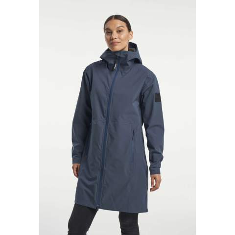 De Misty shellparka is een 2,5-laags waterdichte damesparka, aangedreven door Tensons eigen MPC Extreme-technologie (WP 10.000 mm/MP 10.000 g/m2/24u) plus getapete naden, die een zeer effectieve waterdichtheid combineren met een uitzonderlijk ademend vermogen. De zachte, rekbare stof zorgt voor veel bewegingsvrijheid. De Misty heeft een vaste capuchon en zowel de capuchon als de mouwen zijn verstelbaar voor de ideale pasvorm. Draag hem als een licht en stijlvol regenjack in de zomer en over warme en behaaglijke tussenlagen in de koudere maanden. Het beschikt over waterbestendige ritssluitingen en wordt geleverd in een PFC-vrije waterafstotende afwerking.