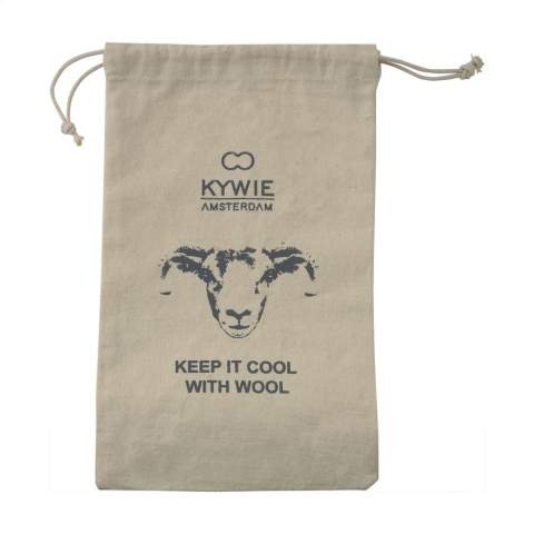 Dieser Weinkühler der Marke KYWIE ist aus 100% natürlicher Schafwolle von Texel-Schafen handgefertigt. Dieser Kühler hält Ihre Flasche Wein oder Champagner wirklich kühl – besser als jedes andere Material, mit Ausnahme von Eis. Die feine Wolle auf der Innenseite ist eine natürliche Bio-Isolationsschicht, welche die (kalte) Luft im Inneren des Weinkühlers hält. Eine vorgekühlte Flasche Wein bleibt so etwa 4 Stunden lang kalt. Dieser besondere Weinkühler ist leicht und faltbar, schützt die Flasche und liegt perfekt in der Hand. Darüber hinaus ist das Material schmutzabweisend. Geeignet für 0,7-Liter-Weinflaschen und 1-Liter-Wasserflaschen. Praktisch für zu Hause und unterwegs, im Sommer und im Winter.       Da die Kühler aus echter, natürlicher Schafwolle handgefertigt werden, können Farbe, Textur und Markierungen leicht variieren. Dies trägt dazu bei, dass jeder Weinkühler einzigartig schön ist und einen individuellen Charakter ausstrahlt. Ein intelligentes und originelles Geschenk. Niederländisches Design. Made in Holland. Pro Stück in einer Baumwolltasche.