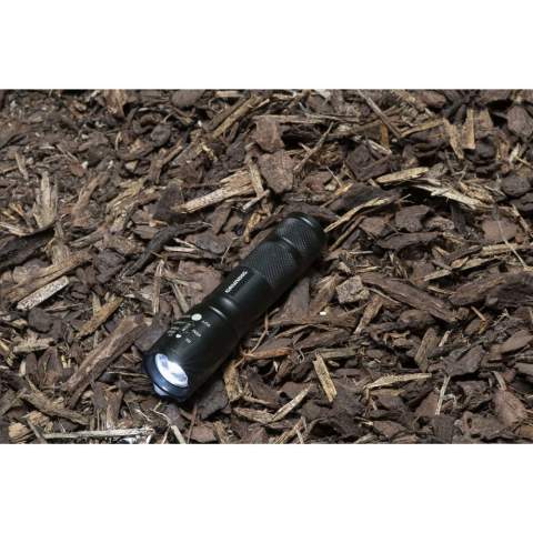 Lampe de poche compacte et légère en aluminium   avec une puissante LED de 1 watt (80 lumens) et une fonction zoom. La fonction zoom 5 x vous permet d'ajuster l'éclairage avec précision. Zoomez pour obtenir un faisceau lumineux concentré sur des zones spécifiques, ou dézoomez pour obtenir une zone d'éclairage plus large. Cette fonction rend la lampe de poche extrêmement polyvalente et adaptée à diverses applications. La lampe fonctionne avec 3 piles AAA/R03 (non fournies). Dragonne incluse. Cette lampe de poche polyvalente est facile à emporter et convient à diverses applications. Emballage par pièce.