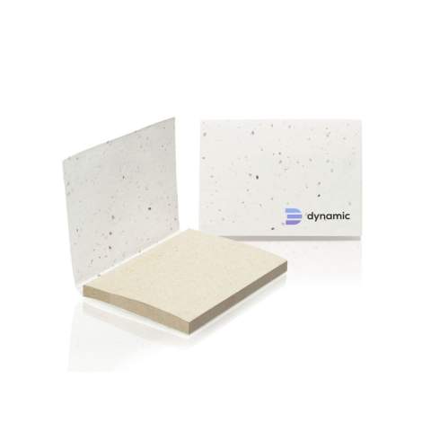 WoW! Bloc-notes avec couverture souple en papier graine et 50 notes autocollantes en papier herbe. Ce papier est fabriqué à partir de fibres d'herbe (jusqu'à 40% de teneur) et fibres de bois. Tout comme les notes autocollantes jaunes traditionnelles, les feuillets de ce bloc-notes servent à annoter et coller des pense-bêtes. Lorsque vous avez utilisé les 50 feuillets de papier, vous pouvez planter la couverture en papier semencé du bloc-notes dans de la terre. Après avoir arrosé les semences, les graines germeront et le papier se transformera en fleurs. Le mélange de fleurs se compose de : Matricaria chamomilla, Matthiola, Bellis perennis. Fabriqué en Europe.