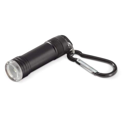Die magnetische Taschenlampe Survival aus Aluminium lässt sich mit dem Karabiner einfach an einer Tasche befestigen. Wenn Sie die Lampe vom Karabiner trennen, schaltet sich das 0,5W-LED-Licht ein, wenn Sie die Lampe mit dem Magneten vom Karabiner wieder verbinden, schaltet sich die Lampe aus. Inkl. Batterien.