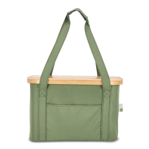 Der faltbare (Kühl-)Korb Sogne von InSideOut ist mehr als eine stilvolle Aufbewahrungslösung: Er ist eine vielseitige Kühltasche, ideal für Outdoor-Aktivitäten. Hergestellt aus recycelten Materialien und Bambus, bietet dieser Sogne auch praktische Funktionalität. Im Inneren befindet sich eine passende Kühltasche mit Griff und Isolierfolie, so dass der Korb auch als Kühltasche verwendet werden kann, um Speisen und Getränke kühl zu halten. Der Korb hat einen Deckel aus Bambus, der auch als Schneidebrett dienen kann, und ist mit praktischen Vorder- und Rückentaschen für zusätzlichen Stauraum ausgestattet. Dank der stabilen Griffe können Sie den Korb überallhin mitnehmen, mit oder ohne Kühltasche. Sowohl der Korb als auch die Kühltasche sind faltbar, was bei Nichtgebrauch Platz spart. Sowohl die Vordertasche als auch der Bambusdeckel bieten Platz für den Aufdruck oder die Gravur eines Logos. Kurzum, Sogne vereint Stil, Funktionalität und Multifunktionalität in einem intelligenten und nachhaltigen Design.
