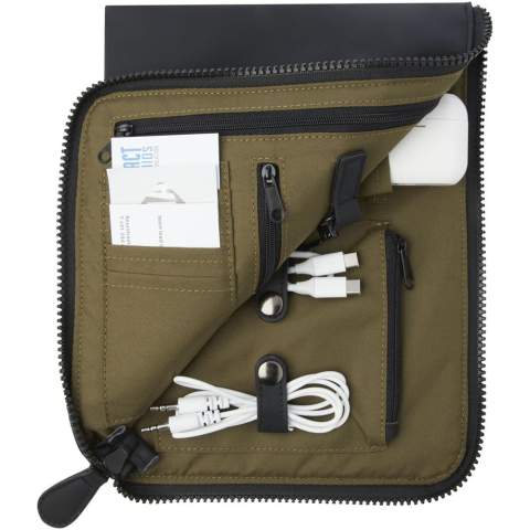La pochette Turner est conçue à partir de matériaux durables. L'extérieur est composé de 51 % de plastique PU recyclé GRS et la doublure est composée de 100 % de RPET recyclé GRS. Cette pochette d'organisation fait exactement ce que son nom promet : il y a un compartiment pour chaque besoin. Qu'il s'agisse de câbles, d'écouteurs, de cartes, de clés, tout a sa place ! Avec une ouverture zippée des deux côtés de la pochette, il est facile d'accéder à tous les objets rangés à l'intérieur. Cette pochette d'organisation est faite pour durer, et avec son design classique et ses matériaux robustes, elle deviendra un favori.