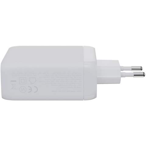 De 100 W GaN² Ultra-wandoplader is compacter en krachtiger dan ooit tevoren. Met zijn compacte ontwerp en functionaliteit met drie poorten is deze wandoplader perfect voor onderweg, op kantoor of thuis. Om afval te verminderen en bij te dragen aan een duurzamere toekomst, is de oplader gemaakt van 97% gerecycled plastic. Uitgang: 2 x USB-C 100 W voeding en 1 USB-A 18 W 18 W Quick Charge 3.0. Geleverd met handleiding.