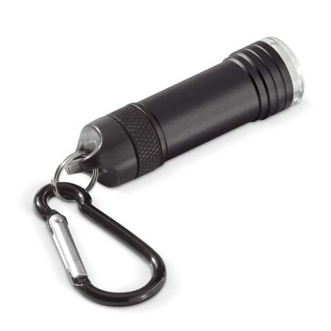 Die magnetische Taschenlampe Survival aus Aluminium lässt sich mit dem Karabiner einfach an einer Tasche befestigen. Wenn Sie die Lampe vom Karabiner trennen, schaltet sich das 0,5W-LED-Licht ein, wenn Sie die Lampe mit dem Magneten vom Karabiner wieder verbinden, schaltet sich die Lampe aus. Inkl. Batterien.