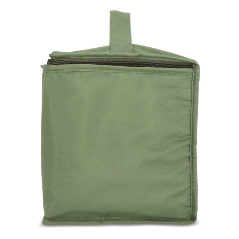 Der faltbare (Kühl-)Korb Sogne von InSideOut ist mehr als eine stilvolle Aufbewahrungslösung: Er ist eine vielseitige Kühltasche, ideal für Outdoor-Aktivitäten. Hergestellt aus recycelten Materialien und Bambus, bietet dieser Sogne auch praktische Funktionalität. Im Inneren befindet sich eine passende Kühltasche mit Griff und Isolierfolie, so dass der Korb auch als Kühltasche verwendet werden kann, um Speisen und Getränke kühl zu halten. Der Korb hat einen Deckel aus Bambus, der auch als Schneidebrett dienen kann, und ist mit praktischen Vorder- und Rückentaschen für zusätzlichen Stauraum ausgestattet. Dank der stabilen Griffe können Sie den Korb überallhin mitnehmen, mit oder ohne Kühltasche. Sowohl der Korb als auch die Kühltasche sind faltbar, was bei Nichtgebrauch Platz spart. Sowohl die Vordertasche als auch der Bambusdeckel bieten Platz für den Aufdruck oder die Gravur eines Logos. Kurzum, Sogne vereint Stil, Funktionalität und Multifunktionalität in einem intelligenten und nachhaltigen Design.
