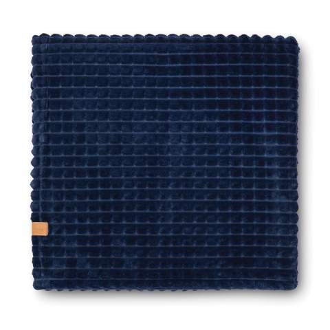 Blanket featuring a checkered cut-out pattern, crafted from 69% recycled polyester. OEKO-TEX Standard 100 ensures that the materials meet a range of criteria concerning product safety. Certified by GRS (Global Recycled Standard), GRS certification guarantees that the entire supply chain of the recycled materials is certified. The total recycled content is based on the overall product weight.
