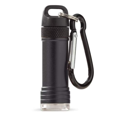 Die magnetische Taschenlampe Survival aus Aluminium lässt sich mit dem Karabiner einfach an einer Tasche befestigen. Wenn Sie die Lampe vom Karabiner trennen, schaltet sich das 0,5W-LED-Licht ein, wenn Sie die Lampe mit dem Magneten vom Karabiner wieder verbinden, schaltet sich die Lampe aus. Inkl. Batterien.