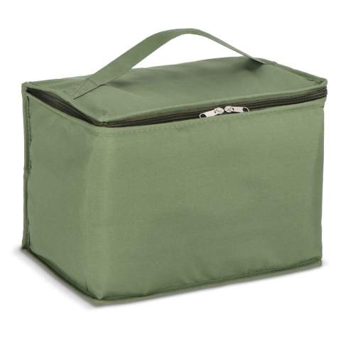Der faltbare (Kühl-)Korb Sogne von InSideOut ist mehr als eine stilvolle Aufbewahrungslösung: Er ist eine vielseitige Kühltasche, ideal für Outdoor-Aktivitäten. Hergestellt aus recycelten Materialien und Bambus, bietet dieser Sogne auch praktische Funktionalität. Im Inneren befindet sich eine passende Kühltasche mit Griff und Isolierfolie, so dass der Korb auch als Kühltasche verwendet werden kann, um Speisen und Getränke kühl zu halten. Der Korb hat einen Deckel aus Bambus, der auch als Schneidebrett dienen kann, und ist mit praktischen Vorder- und Rückentaschen für zusätzlichen Stauraum ausgestattet. Dank der stabilen Griffe können Sie den Korb überallhin mitnehmen, mit oder ohne Kühltasche. Sowohl der Korb als auch die Kühltasche sind faltbar, was bei Nichtgebrauch Platz spart. Sowohl die Vordertasche als auch der Bambusdeckel bieten Platz für den Aufdruck oder die Gravur eines Logos. Kurzum, Sogne vereint Stil, Funktionalität und Multifunktionalität in einem intelligenten und nachhaltigen Design.
