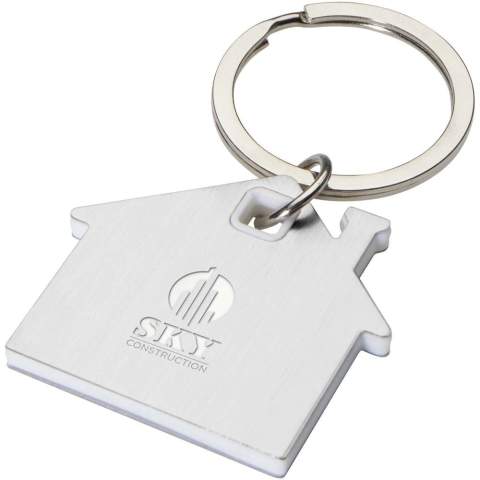 Porte-clés en forme de maison avec une plaque en acier inoxydable au matif mat à l’avant et à l’arrière, orné d’une puce en plastique colorée au milieu.