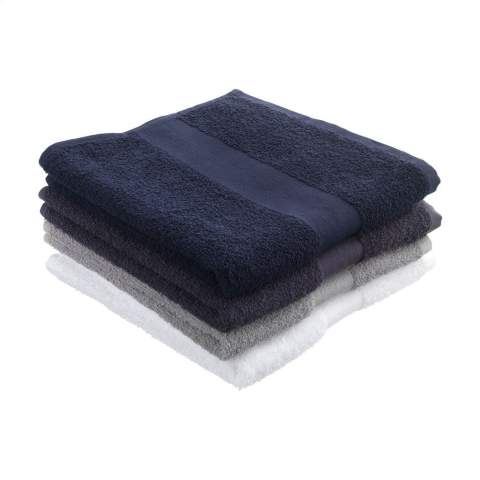 Cette serviette de la marque Wooosh est composée à 50% de coton recyclé et à 50% de coton. La serviette a une boucle pratique et une bande tissée et est magnifiquement finie avec une bordure en coton. La douceur du tissu éponge tissé serré donne une sensation de luxe et de confort après une douche revigorante ou un bain chaud. Les fibres des 400 grammes de coton éponge absorbent très bien l'humidité et sont agréables sur la peau pendant le séchage. Ce textile de salle de bain a un look intemporel et s'intègre dans tous les intérieurs. Ce produit est certifié GRS et fabriqué avec une attention particulière portée aux personnes et à l'environnement.