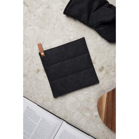 A durable and stylish potholder, made from high-quality stonewashed canvas fabric. Our potholder is designed with your comfort and safety in mind. The thick canvas material provides excellent heat protection, while the soft inner lining ensures a comfortable grip.