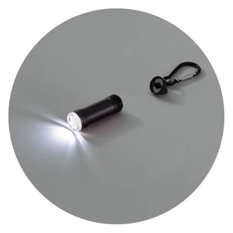 Die magnetische Taschenlampe Survival aus Aluminium lässt sich mit dem Karabiner einfach an einer Tasche befestigen. Wenn Sie die Lampe vom Karabiner trennen, schaltet sich das 0,5W-LED-Licht ein, wenn Sie die Lampe mit dem Magneten vom Karabiner wieder verbinden, schaltet sich die Lampe aus. Inkl. Batterien.