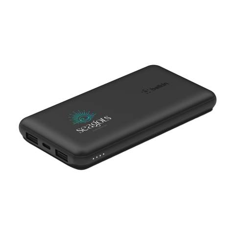 Powerbank 10.000mAh de la marque Belkin. Dotée d'un boîtier en plastique recyclé. Chargez rapidement un smartphone et d'autres appareils avec une puissance allant jusqu'à 15W via deux ports USB-A et un port USB-C. Ce powerbank offre jusqu'à 40 heures d'autonomie supplémentaire. Assez pour regarder des films, passer des appels FaceTime et utiliser des applis de navigation. Avec un indicateur lumineux à diodes électroluminescentes. Le powerbank répond aux normes de sécurité des compagnies aériennes, vous pouvez donc le transporter dans votre bagage à main.Comprend un câble USB-A/USB-C et un mode d'emploi. Emballage 100% sans plastique. Fabriqué en plastique recyclé après utilisation. Par pièce dans une boîte.