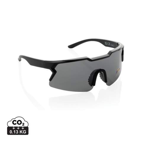 Lunettes de soleil polarisantes au design sportif, fabriquées avec une monture en plastique recyclé certifiée RCS. Contenu recyclé total : 50 % sur la base du poids total de l'article. La certification RCS garantit une chaîne d'approvisionnement entièrement certifiée pour les matériaux recyclés. Les verres sont polarisés, ce qui élimine les reflets de la lumière du soleil et les rend idéals pour le sport et les activités de plein air. Conformes à la norme EN ISO 12312-1, UV 400 et CAT 3. Emballées dans un emballage cadeau FSC®.<br /><br />PVC free: true