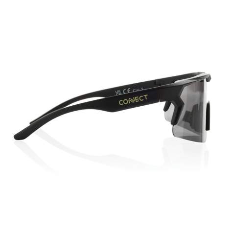 Lunettes de soleil polarisantes au design sportif, fabriquées avec une monture en plastique recyclé certifiée RCS. Contenu recyclé total : 50 % sur la base du poids total de l'article. La certification RCS garantit une chaîne d'approvisionnement entièrement certifiée pour les matériaux recyclés. Les verres sont polarisés, ce qui élimine les reflets de la lumière du soleil et les rend idéals pour le sport et les activités de plein air. Conformes à la norme EN ISO 12312-1, UV 400 et CAT 3. Emballées dans un emballage cadeau FSC®.<br /><br />PVC free: true