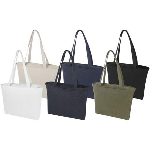 With its large capacity, the recycled Weekender tote bag is perfect to bring on a short getaway trip. The tote bag features a full length zipper, ensuring that items remain protected inside. The main compartment also holds a small pocket with zipper to use for smaller items. The tote bag incorporates Cyclo® recycled fibres where they use pre-sorted waste that determines the colour of the yarn. These fibres do not only reduce the demand for virgin resources but also exhibit a commitment to a circular life, embodying the essence of reducing waste and promoting a closed-loop system. Each bag also comes with an Aware™ tracer. This innovative feature allows users to trace the origins and journey of their item through a QR code, enhancing transparency in the supply chain and fostering a stronger connection between the product and its production process.