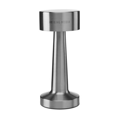 Oplaadbare tafellamp van het merk Wooosh. De lamp heeft een eigentijds design en is gemaakt van metaal en gerecycled ABS. Deze stijlvolle lamp straalt karakter uit en past moeiteloos in elke ruimte, zowel binnen als buiten. Met een zachte aanraking van de touch-schakelaar op de bovenzijde schakel je gemakkelijk tussen sfeerverlichting, blauw licht of wit licht. De helderheid pas je aan met een langere aanraking. Na een oplaadtijd van 2 uur geniet je tot 12 uur van de gewenste verlichting. Input: 5V/1A. Inclusief ingebouwde 1200 mAh batterij, een USB-C-oplaadkabel en gebruiksaanwijzing. RCS-gecertificeerd, met 11% gerecycled materiaal. Per stuk verpakt.