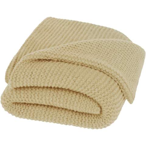 Die Strickdecke Suzy ist eine vielseitige Ergänzung für jedes Zuhause oder Büro. Diese Decke besteht zu 100 % aus GRS-Polyester, was sowohl Langlebigkeit als auch Nachhaltigkeit gewährleistet. Mit ihren Maßen von 150 x 120 cm bietet sie die perfekte Balance zwischen Größe und Komfort. Das gestrickte Band verleiht ihr einen Hauch von Raffinesse und macht sie zu einem attraktiven Akzent in jeder Einrichtung.