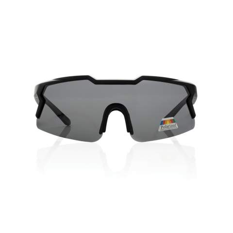 Lunettes de soleil polarisantes au design sportif, fabriquées avec une monture en plastique recyclé certifiée RCS. Contenu recyclé total : 50 % sur la base du poids total de l'article. La certification RCS garantit une chaîne d'approvisionnement entièrement certifiée pour les matériaux recyclés. Les verres sont polarisés, ce qui élimine les reflets de la lumière du soleil et les rend idéals pour le sport et les activités de plein air. Conformes à la norme EN ISO 12312-1, UV 400 et CAT 3. Emballées dans un emballage cadeau FSC®.<br /><br />PVC free: true