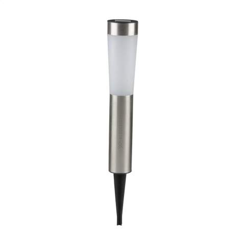 Solarleuchte der Marke Grundig. Ideal als Gartenleuchte, die Sie irgendwo rund um Ihr Haus platzieren können. Diese Lampe verfügt über eine Leuchtdiode mit 2 weißen Power-LEDs und einer Lichtleistung von 4-5 Lumen. Tagsüber lädt sich die Solarlampe mittels Sonnenenergie auf und bei Dunkelheit schaltet sich das Gartenlicht automatisch ein. Sie können diese Solar-Standleuchte problemlos überall in Ihrem Garten aufstellen und so Ihren Garten oder Ihre Terrasse das ganze Jahr über nutzen! Ein/Aus-Taste unter der oberen Abdeckung: Lichtleistung: 4-5 Lumen: Inklusive 1,2V Ni-Mh-Batterie. Pro Stück in einer Verpackung.