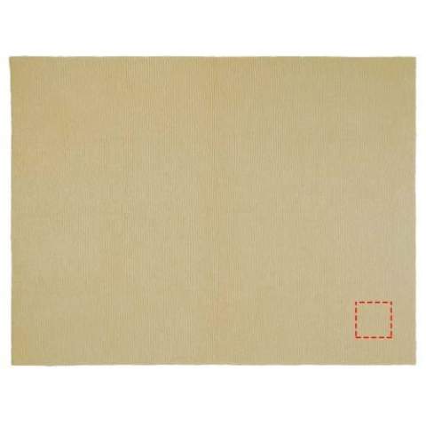 Die Strickdecke Suzy ist eine vielseitige Ergänzung für jedes Zuhause oder Büro. Diese Decke besteht zu 100 % aus GRS-Polyester, was sowohl Langlebigkeit als auch Nachhaltigkeit gewährleistet. Mit ihren Maßen von 150 x 120 cm bietet sie die perfekte Balance zwischen Größe und Komfort. Das gestrickte Band verleiht ihr einen Hauch von Raffinesse und macht sie zu einem attraktiven Akzent in jeder Einrichtung.