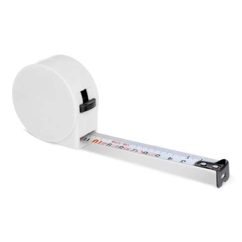 Duurzame 5 m lange meetband gemaakt van gerecycled ABS, met een bandbreedte van 19 mm en een stijfheid tot 1,7 m. Heeft een vlak oppervlak, ideaal om te markeren. Voldoet aan de EEC Class MID II normen voor nauwkeurige metingen.