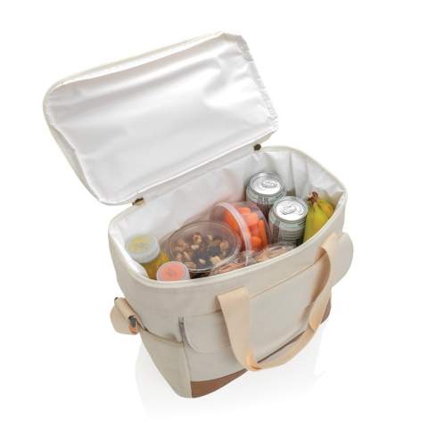 Packen Sie Ihre Lieblingsspeisen oder -getränke in diese schicke Kühltasche! Die große Kühltasche aus recyceltem Canvas bietet Platz für bis zu 20 Dosen. Mit 2 Mesh-Seitentaschen und 1 Fronttasche für zusätzlichen Stauraum sowie mit dekorativen PU-Details. Der AWARE™ Tracer validiert die tatsächliche Verwendung von recyceltem Canvas. Zudem werden 2% des Erlöses jedes verkauften Impact-Produkts werden an Water.org gespendet. Zusammensetzung 60% recycelte Baumwolle und 40% recycelter Polyester. Das Futter aus PEVA.<br /><br />PVC free: true
