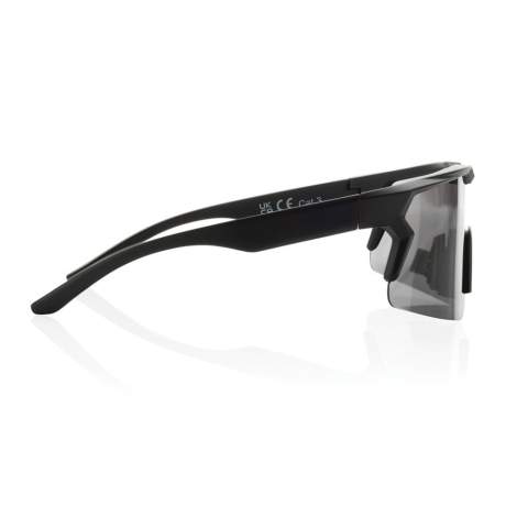 Lunettes de soleil polarisantes au design sportif, fabriquées avec une monture en plastique recyclé certifiée RCS. Contenu recyclé total : 50 % sur la base du poids total de l'article. La certification RCS garantit une chaîne d'approvisionnement entièrement certifiée pour les matériaux recyclés. Les verres sont polarisés, ce qui élimine les reflets de la lumière du soleil et les rend idéals pour le sport et les activités de plein air. Conformes à la norme EN ISO 12312-1, UV 400 et CAT 3. Emballées dans un emballage cadeau FSC®.<br /><br />PVC free: true