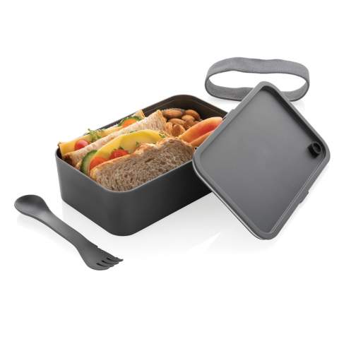 This stylish and sturdy lunchbox fits perfectly with a healthy lifestyle. It is big enough for carrying sandwiches and delicious salads. Made from PP. Including a handy spork and elastic strap. Capacity 0.7 litre.