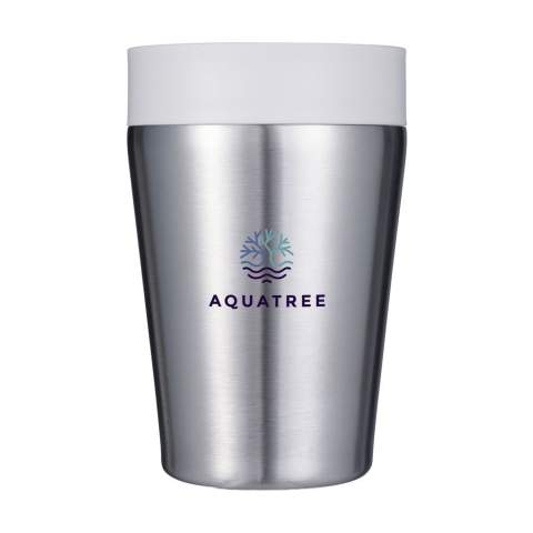Tasse thermos à café à emporter réutilisable à double paroi avec couvercle, de Circular&Co. La tasse est composée à 98% d'acier inoxydable recyclé. Le couvercle est en PP et 100% recyclable. L'effet isolant maintient votre boisson à la bonne température pendant longtemps. Le couvercle de cette tasse à café présente des caractéristiques innovantes telles qu'un mécanisme trust-lock™ et une fermeture quick-click™. Appuyez sur le couvercle pour boire. Cliquez sur le couvercle pour fermer la tasse et verrouiller le couvercle. Vous pouvez facilement le faire d'une seule main. De plus, le couvercle a une position d'ouverture et de fermeture claire pour une expérience de consommation encore meilleure à 360 degrés, vous permettant de boire sous tous les angles. Cette tasse idéale est donc 100% sans fuite ni déversement et idéale pour les déplacements. Sans BPA, sans mélamine et approuvé pour les aliments. Passe au lave-vaisselle. Le lavage à la main est recommandé pour préserver l’impression. Les instructions d'utilisation inclus. Capacité 227 ml. Emballage par pièce.