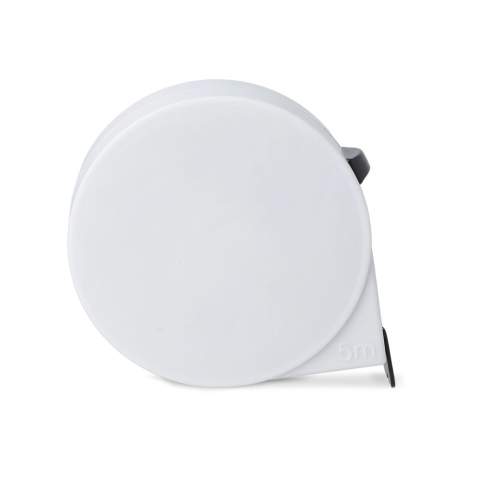 Duurzame 5 m lange meetband gemaakt van gerecycled ABS, met een bandbreedte van 19 mm en een stijfheid tot 1,7 m. Heeft een vlak oppervlak, ideaal om te markeren. Voldoet aan de EEC Class MID II normen voor nauwkeurige metingen.