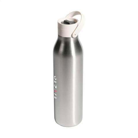 Herbruikbare, dubbelwandige thermos/waterfles van het merk Circular&Co. Gemaakt van 90% post-consumer gerecycled RVS. Dankzij de Swift-Click™ schroefdop met Dual-Drink™ sluiting is de fles eenvoudig met één hand te openen en te sluiten: druk op de dop voor een snelle slok of draai hem los voor een grotere teug. De PP-dop heeft een handige siliconen draaglus. Houdt dranken tot 12 uur warm en tot 24 uur koud. 100% recyclebaar. Niet geschikt voor koolzuurhoudende dranken. De fles en dop zijn vaatwasserbestendig (in het bovenste rek plaatsen). Voor behoud van de opdruk wordt met de hand afwassen aanbevolen. 100% lek- en morsvrij. Ideaal voor onderweg of in de sportschool. Inhoud 750 ml. Per stuk in doos.