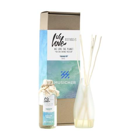 Der Diffuser Spiritual Spa der Marke 'We Love The Planet' besteht aus einer Kombination von verschiedenen 100% ätherischen Ölen, die zusammen ein intensives Dufterlebnis schaffen. Spiritual Spa ist ein beliebter Duft. Dieses entspannende und erfrischende Duftöl duftet nach Eukalyptus, Minze, Lavendel und Rosmarin. Durch den Zusatz von Teebaum und Basilikum hat das Öl eine neutralisierende Wirkung. Wenn Sie diesen Duft in Ihrem Zuhause verwenden, wähnen Sie sich wirklich in der Sauna. Die durchschnittliche Nutzungsdauer dieses Diffusers liegt bei normalem Gebrauch mit 2–3 Stäbchen zwischen 16 und 20 Wochen. Dieses Set besteht aus einer 200-ml-Flasche Duftöl, einer Vase aus recyceltem Glas (Höhe 16 cm) und 2 Bündeln großer Kajutezweige. Das Öl enthält weder synthetische Duftstoffe noch Alkohol oder Lösungsmittel. Pro Set in einer recycelten Kraft-Geschenkbox mit Banderole.  Die Holz-Duftstäbchen werden aus gewaschenem und getrocknetem Schilf (Sida Rhombifolia Linn genannt) hergestellt. Diese Kajutezweige wachsen wild in der Natur und werden von Hand gepflückt. Diese Stäbchen sind unglaublich wichtig für das Dufterlebnis. Da sie innen hohl sind, leiten sie den Duft viel besser als 'normale' Duftstäbchen.