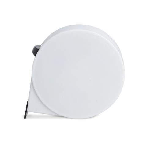 Duurzame 5 m lange meetband gemaakt van gerecycled ABS, met een bandbreedte van 19 mm en een stijfheid tot 1,7 m. Heeft een vlak oppervlak, ideaal om te markeren. Voldoet aan de EEC Class MID II normen voor nauwkeurige metingen.