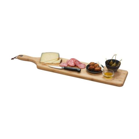 Planche à découper de la marque Diamant Sabatier. Fabriqué en bambou résistant et élégant. Finement traitée et polie. Hygiénique, antibactérien et facile à nettoyer. Avec anneau en métal et cordon en cuir. Un produit de haute qualité.
